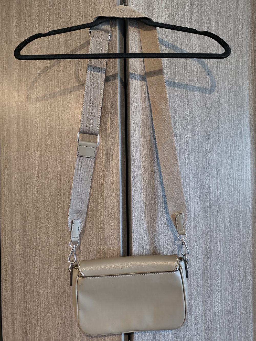 GUESS Designer Navy Green Crossbody Bag with Logo On Adjustable Strap And Flap - Picture 6 of 7